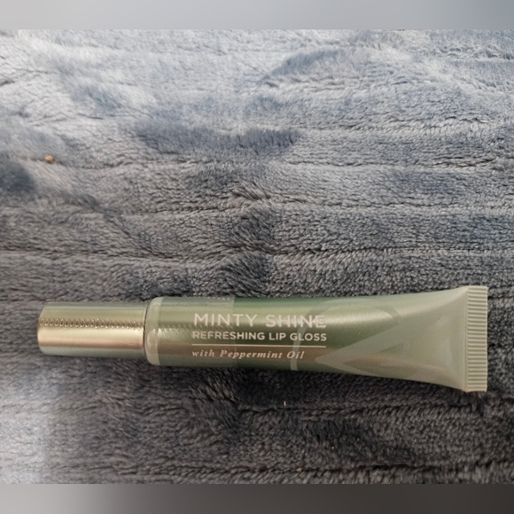 NWT! Victoria Secret Minty Shine Refreshing Lip Gloss! - Picture 1 of 2
